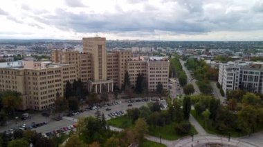 Derzhprom 'daki Freedom Svobody Meydanı ve Ukrayna' nın Kharkiv kentindeki Karazin Ulusal Üniversitesi binalarından sonbahar havası soldan sağa doğru görünüyor.