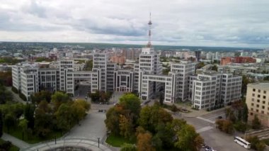 Sonbahar şehri, soldan sağa Özgürlük Meydanı. Derzhprom tarihi mimari binası ve Ukrayna 'nın Kharkiv kentindeki Destansı Bulutlu Ave manzarası
