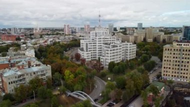 Yaya köprüsü, Özgürlük Meydanı, Derzhprom ve Kharkiv, Ukrayna 'daki manzaralı gri bulutlu üniversite binalarıyla Klochkivskyj Descent yakınlarındaki şehir merkezinde uçun.