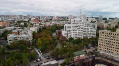 Sonbahar şehri hava manzaralı, Klochkivskyj Descent Özgürlük Meydanı yakınlarında yaya köprüsü var. Derzhprom binası ve Ukrayna 'nın Harkiv kentindeki manzaralı gri bulutlu şehir merkezi caddeleri.