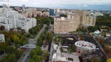 Sonbahar şehri hava manzaralı, Klochkivskyj Descent Özgürlük Meydanı yakınlarında yaya köprüsü var. Derzhprom ve Karazin Ulusal Üniversitesi binaları Ukrayna 'nın Kharkiv kentindeki destansı bulutlu binalar