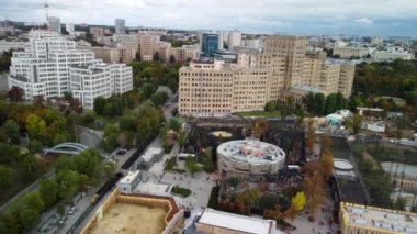 Ukrayna 'nın başkenti Klochkivskyj Descent' te yaya köprüsü, hayvanat bahçesi, Derzhprom ve Karazin Ulusal Üniversitesi binalarının hava manzarası