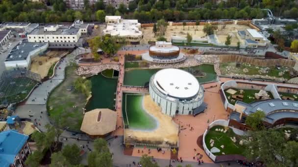 Letecký Pohled Zleva Doprava Panoramatický Moderní Zoologický Park Charkov Pokrytý — Stock video