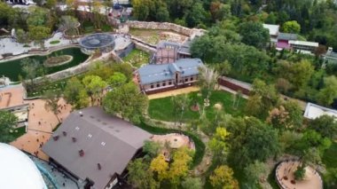 Kharkiv Hayvanat Bahçesi Gölü 'nün çevresi yeşil ve yürüyüş yollarıyla çevrili. Ukrayna 'da dinlenme alanı