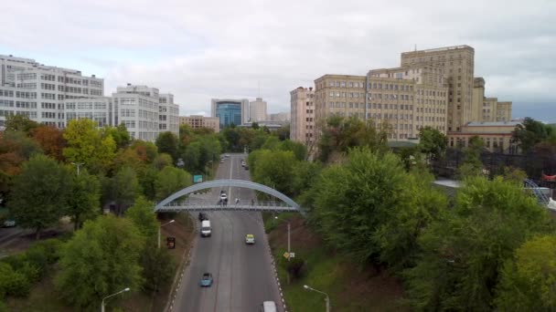 Vista Aérea Izquierda Derecha Ciudad Sobre Puente Peatonal Zoolohichnyy Mist — Vídeos de Stock