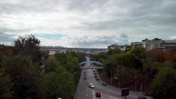 卡车司机驾驶城市街道 空中飞行在Klochkivskyj下降与行人桥 乌克兰哈尔科夫的屋顶建筑和具有史诗般的云雾景观的街道 — 图库视频影像
