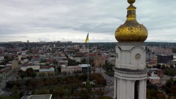 靠近Dormition大教堂圆顶飞行 乌克兰哈尔科夫市中心灰蒙蒙的屋顶上的欧洲城市空中景观 — 图库视频影像