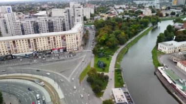 Şehir merkezinin hava manzarasına, Pavlivska Meydanı 'na ve Skver Strilka Parkı yakınlarındaki Lopan nehrine bakın. Ukrayna, Kharkiv 'de şehir merkezi sokakları