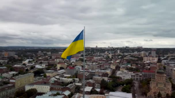Flagpole Com Bandeira Ucrânia Com Céu Cinza Épico Vista Aérea — Vídeo de Stock