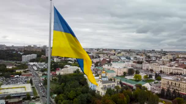 Vlaggenmast Met Vlag Van Oekraïne Met Epische Grijze Lucht Tegen — Stockvideo