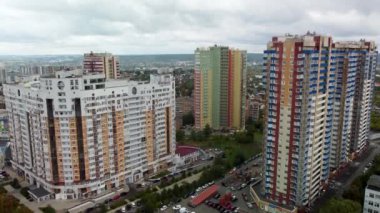 Çok katlı, modern, yüksek konutlu binalar, şehir manzaralı hava manzarası. Kharkiv şehri Pavlovo Pole bölgesi Nauky Bulvarı 'nda destansı kara bulutlarla