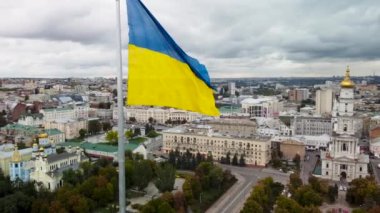 Ukrayna bayrağı, Ukrayna 'nın başkenti Kharkiv' deki Svyato-Pokrovsky Manastırı yakınlarındaki sonbahar şehri hava manzarasına yakın çekim yapıyor.