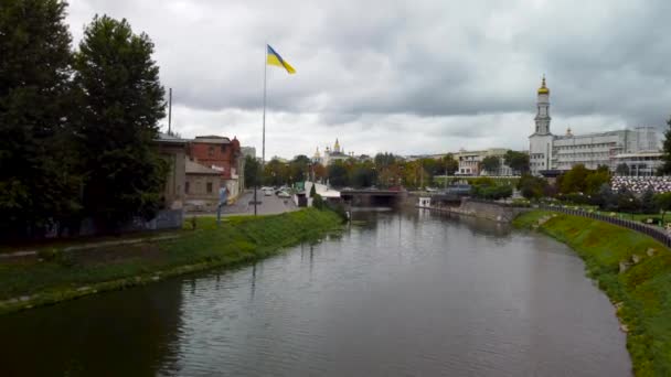 Vuele Hacia Adelante Asta Bandera Con Bandera Ucrania Paisaje Nublado — Vídeo de stock
