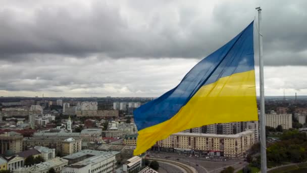 乌克兰国旗在风中飘扬 乌克兰哈尔科夫市Pavlivska广场Skver Strilka河堤附近中央街道的秋季城市空中景观 — 图库视频影像