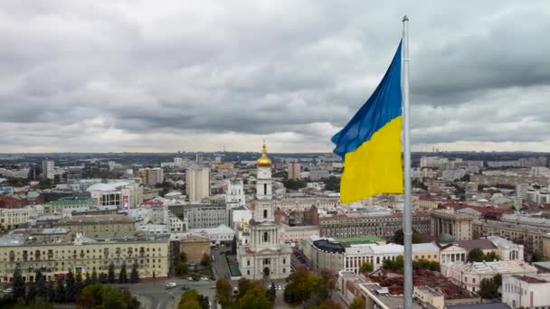 乌克兰国旗在旗杆上飘扬 秋天的史诗般的灰色云彩 乌克兰哈尔科夫Dormition大教堂Lopan河堤岸左至右城市空中景观 — 图库视频影像