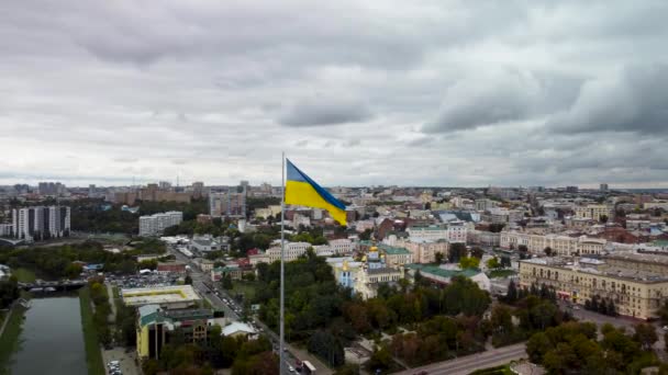 Flagpole Vlajkou Ukrajiny Panoramatický Zprava Doleva Pohled Epické Podzimní Oblačnost — Stock video
