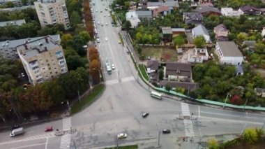 Ukrayna, Kharkiv 'de sonbahar caddeleri üç yönlü ulaşım trafiği ile kesişiyor. Şehir havası aşağı bakıyor, zaman ayarlı.