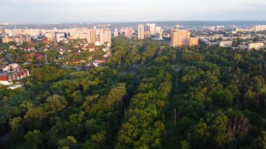 Kharkiv şehir merkezindeki yeşil yaz mevsiminde Sarzhyn Yar eğlence parkında havadan sabah görüşü. Gün doğumunda yerleşim bölgesinde su kaynağı ve oyun parkı olan botanik bahçesi