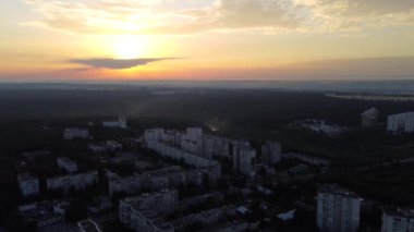 Kharkiv hava manzaralı yerleşim bölgesi. Canlı gündoğumu arka planındaki çok katlı evlere uç