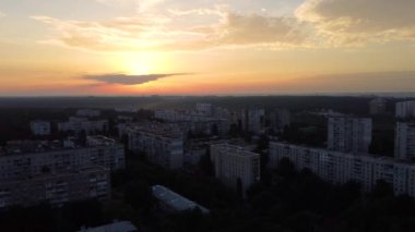 Hava manzaralı Kharkiv şehri Pavlove Pole bölgesi. Canlı gündoğumu arka planındaki çok katlı evlere uç