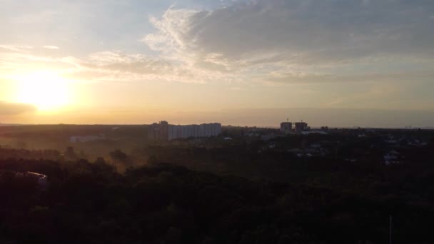 空中日出晨空 在太阳光中飞行 多层建筑物和绿叶 黎明时分雾气弥漫在柔和柔和的灯光下 哈尔科夫市Sarzhyn Yar景观 — 图库视频影像