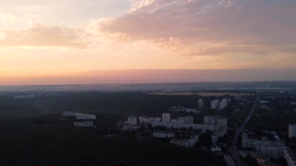 Luftaufnahme Der Straßen Und Wälder Der Stadt Charkiw Bei Sonnenaufgang — Stockvideo