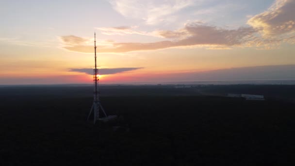 Vista Aérea Del Amanecer Del Verano Bosque Con Antena Torre — Vídeo de stock