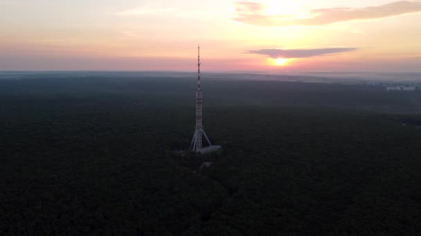 Letecký Letní Pohled Východ Slunce Les Sluncem Svítí Anténou Telekomunikační — Stock video