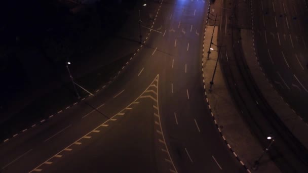Νυχτερινή Πόλη Κέντρο Δρόμο Σταυροδρόμι Επιτάχυνση Εναέρια Ματιά Κάτω Άποψη — Αρχείο Βίντεο