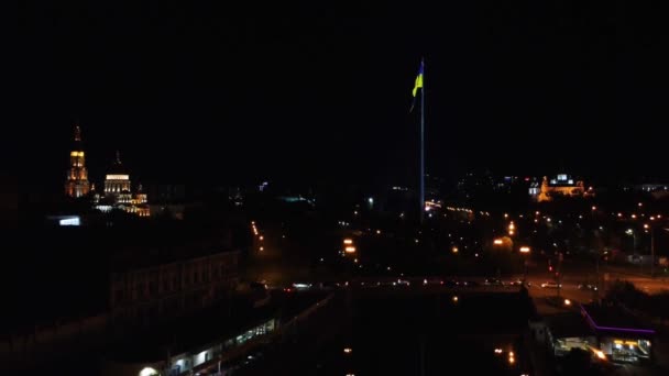 Bandeira Iluminada Ucrânia Dique Escuro Rio Noite Vista Aérea Cidade — Vídeo de Stock
