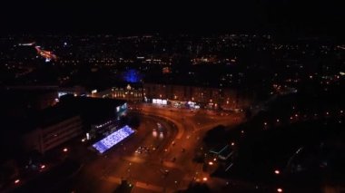 Gece şehir merkezinin önüne doğru uç. Pavlivska Meydanı 'ndaki hava manzarası Skver Strilka parkı yakınlarındaki ışık aydınlatmasında. Ukrayna, Kharkiv 'de şehir merkezi sokakları