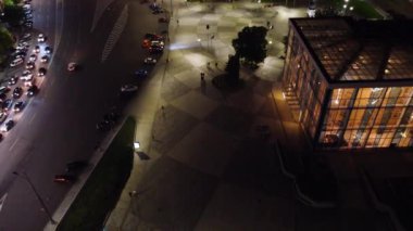 Gece ışıkları şehrin havadan görüntüsünü aydınlatıyordu. Dormition Katedrali ile şehir merkezi meydanına (Maidan Konstytutsii) bakın, Ukrayna 'nın Kharkiv kentindeki tarihi müze simgeleri