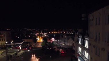 Şehir merkezine uçun. Ukrayna 'nın Kharkiv kentindeki Konstytutsii Meydanı' ndan Bursatskyi inişi ve Klochkivska Caddesi 'ne hava manzarası. Gece ışıkları şehir manzarasını aydınlatıyor