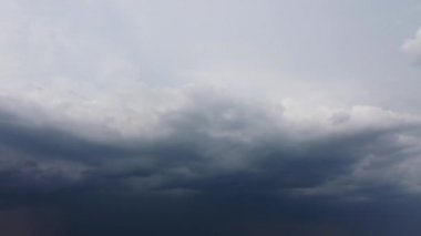 Soldan sağa doğru hareket eden dramatik gökyüzü görüntüsü. Yüksek manzaralı bulutlu yağmurlu bulutlu manzara görüntüleri