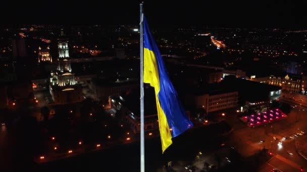 Bandeira Iluminada Ucrânia Acenando Paisagem Urbana Escura Noite Centro Cidade — Vídeo de Stock