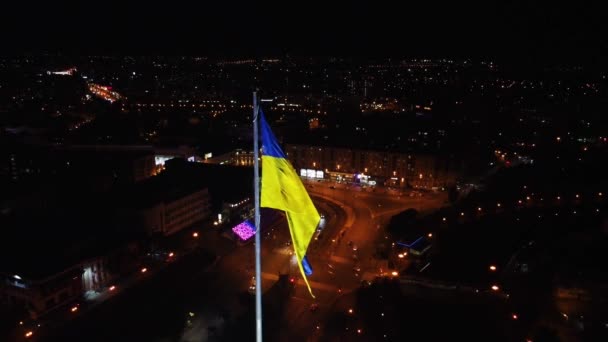 Освітлений Прапор України Махає Темній Нічній Подушці Вид Висоти Міста — стокове відео