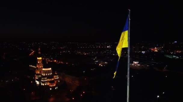 Vlieg Verlichte Gele Blauwe Vlag Van Oekraïne Zwaaiend Vlaggenmast Nachts — Stockvideo