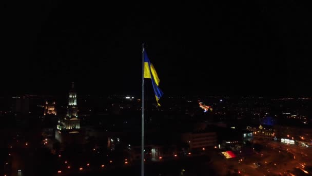 Vuela Sentido Las Agujas Del Reloj Alrededor Bandera Iluminada Ucrania — Vídeo de stock