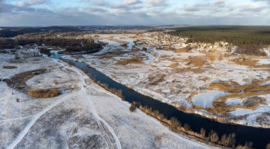 Hava aracından karlı nehir vadisine kış havası güneşli manzara. Ukrayna 'nın Siverskyi Donets Nehri üzerindeki Zmiyevsky bölgesi. Panorama