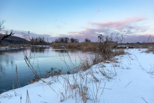 Río Frío Invierno Costa Nevada Primer Plano Con Pintorescas Nubes —  Fotos de Stock