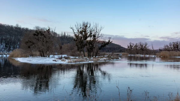 Río Invierno Con Reflejo Espejo Escénico Árboles Desnudos Costa Nevada —  Fotos de Stock