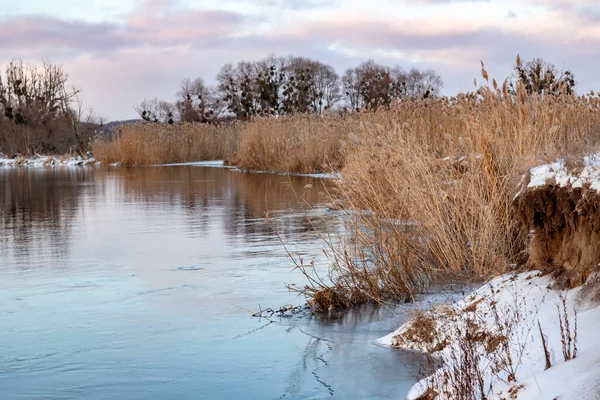 Vista Invierno Río Frío Con Cielo Colorido Con Reflejo Agua —  Fotos de Stock