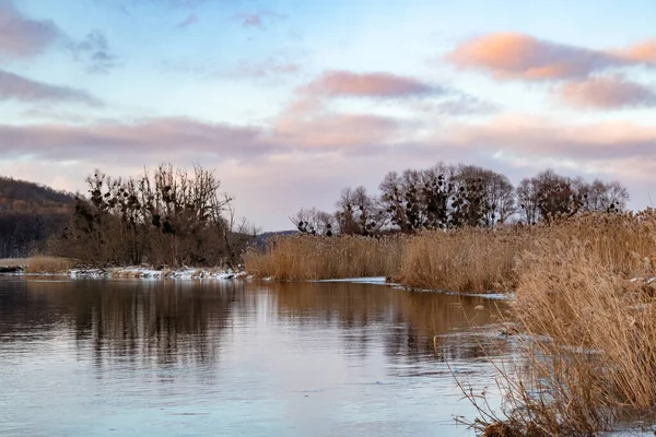 Vista Invierno Río Frío Con Pintorescas Nubes Colores Con Reflejo —  Fotos de Stock