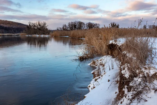 Vista Invierno Río Frío Con Nubes Púrpuras Escénicas Con Reflejo —  Fotos de Stock