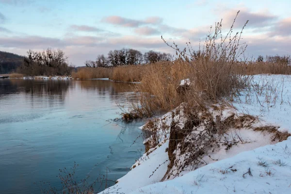 Vista Invierno Río Frío Con Nubes Púrpuras Con Reflejo Agua —  Fotos de Stock