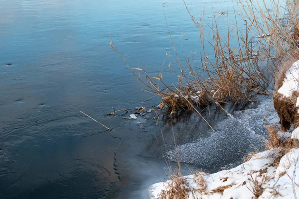 Winter View Cold Snowy Frozen River Shore Dry Grass Water —  Fotos de Stock