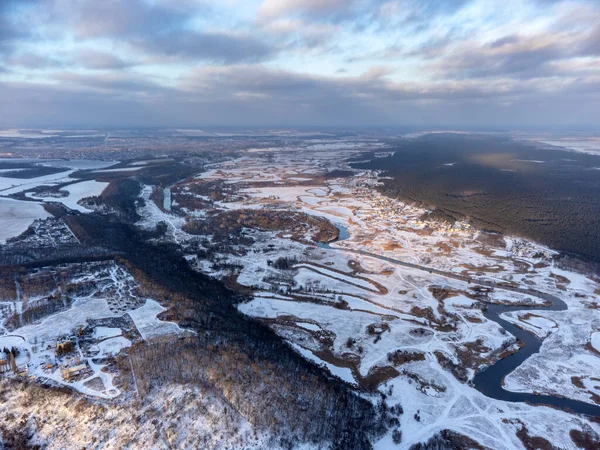 Kış havası kırsal manzara karlı nehir vadisinde İHA 'dan gelen mor bulutlarla birlikte. Ukrayna 'nın Siverskyi Donets Nehri üzerindeki Zmiyevsky bölgesi