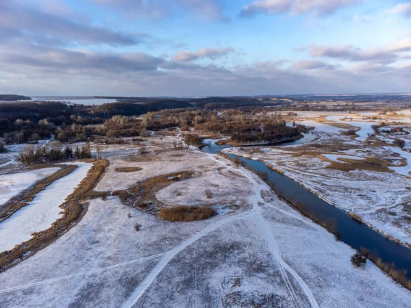 Kış havası kırsal manzara karlı nehir vadisinde İHA 'dan gelen mor bulutlarla birlikte. Ukrayna 'nın Siverskyi Donets Nehri üzerindeki Zmiyevsky bölgesi