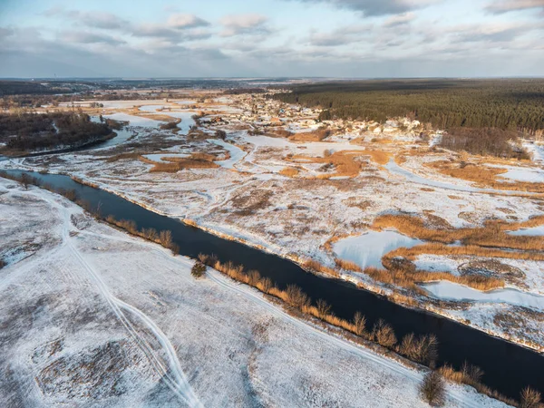 Hava aracından karlı nehir vadisine kış havası güneşli manzara. Ukrayna 'nın Siverskyi Donets Nehri üzerindeki Zmiyevsky bölgesi