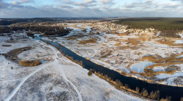 Hava aracından karlı nehir vadisine kış havası güneşli manzara. Ukrayna 'nın Siverskyi Donets Nehri üzerindeki Zmiyevsky bölgesi. Panorama